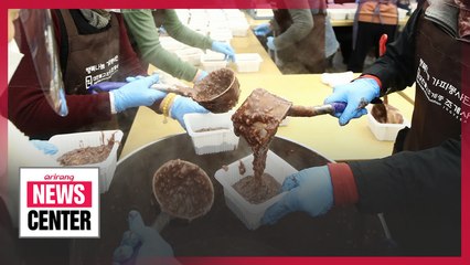 People eat red bean porridge on winter solstice... patteok shared by temple drive-thru