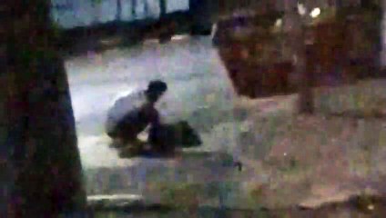 Vídeo mostra suspeito de furto colocando cigarros em saco plástico após o crime