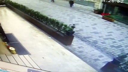 Beyoğlu'nda gasp dehşeti kamerada