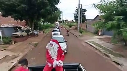 Criançada se alegra ao receber doces do Papai Noel no Bairro Morumbi