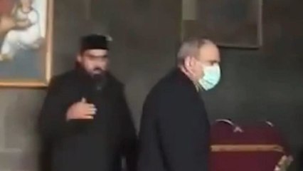Kilise papazı Ermenistan Başbakanı Paşinyan'ı kiliseden kovdu