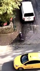 Çöp konteynerini tekmeleyip isyan eden vatandaşın videosu kısa sürede viral oldu