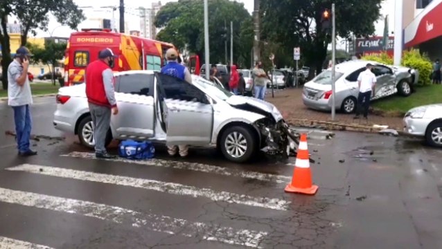 Veículo sobe na calçada após forte colisão na Avenida Brasil, na região central