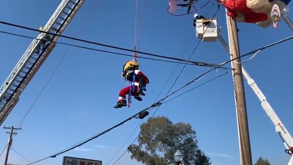 Santa rescued after flying into power lines