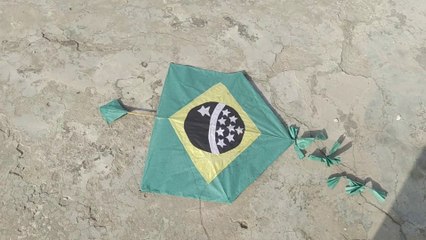 Brazilian kite making & Flying - Brasil Fabricação de pipas no Paquistão