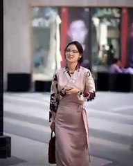 only lucky man..who is that lucky...beautiful Tibetan girls o street