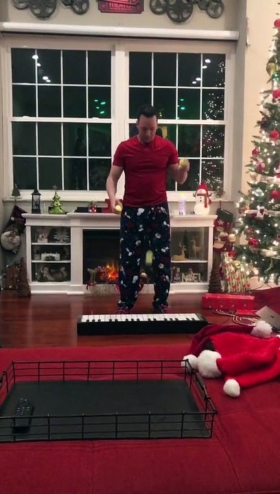 Jonglage de Noël sur un piano