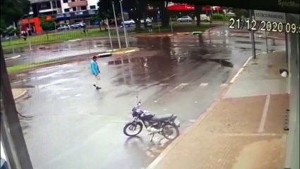 Carro trafega na contramão pela 13 Maio provocando acidente; Veja o vídeo