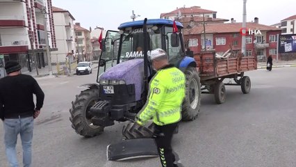 Traktör ile otomobil çarpıştı: 4 yaralı