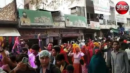 जीत के जश्न में विधायक भी नाचे