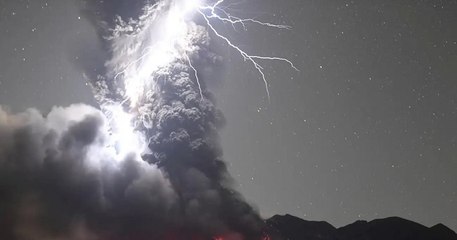 Un photographe parvient à capturer le moment exact où la foudre frappe le volcan Sakurajima en éruption