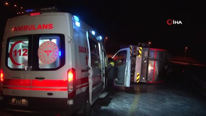 Süt tankeri devrildi, tonlarca süt yola döküldü