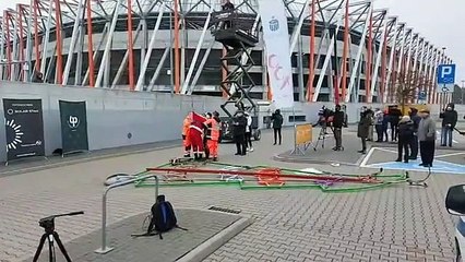 Chute du Père Noël sur un vélo géant