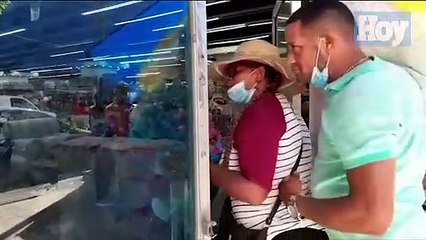 Pese a incremento de Covid-19, abarrotan tiendas en la Duarte a tres días para Nochebuena