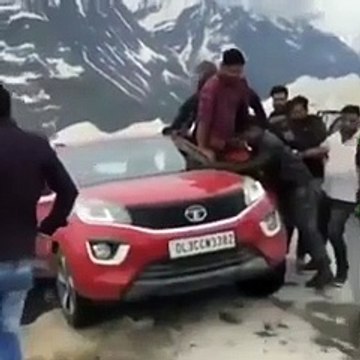 Ils réussissent à sauver une voiture sur le point de chuter dans le précipice