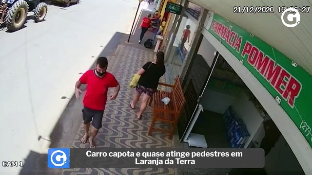 Carro capota e quase atinge pedestres em Laranja da Terra