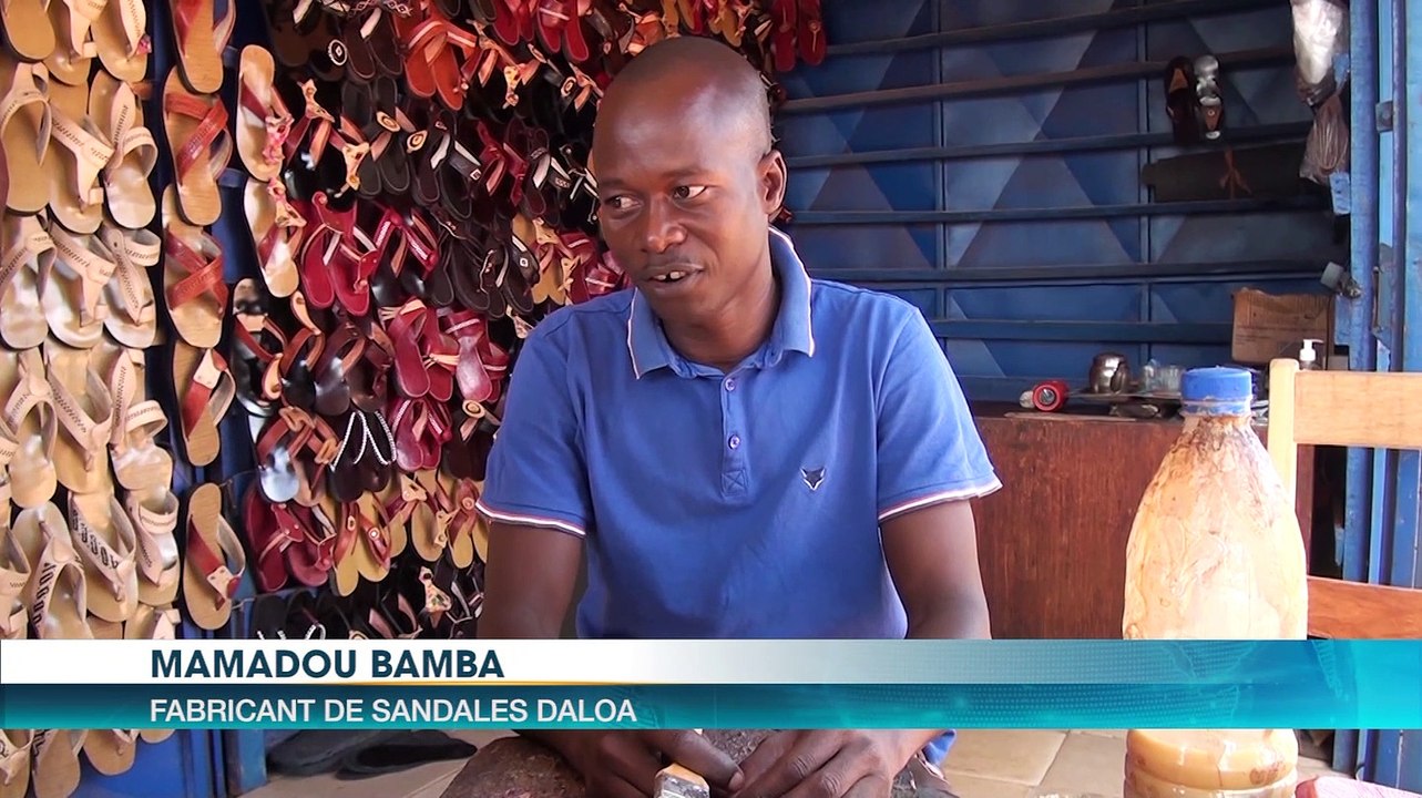 A la découverte de l'univers des artisans de sandales en cuir local dans la ville de Daloa.