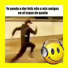 Dando el feliz año en medio del toque de queda Ecuador