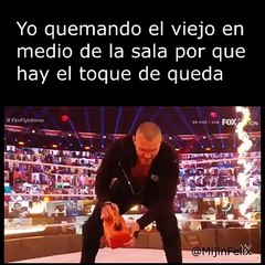 Quemando el monigote en toque de queda Ecuador