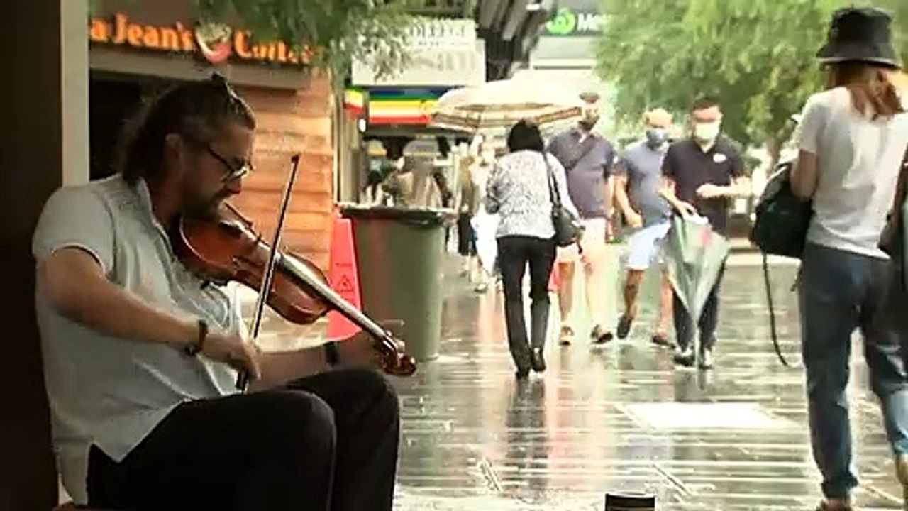 NSW Health authorities try to track down hundreds of contacts