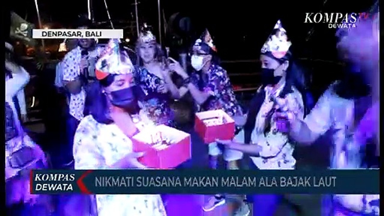 Serunya Makan Malam Di Kapal Bajak laut