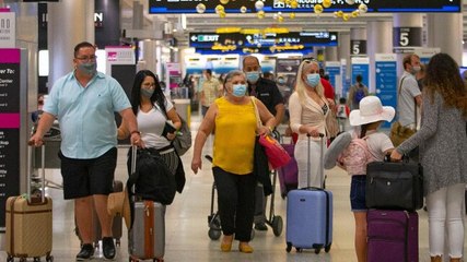 Скачать видео: 5 flyers from UK tests coronavirus positive at Delhi airport, alert after new Covid strain