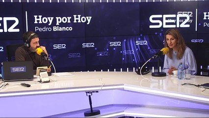 Скачать видео: Dice la ministro Yolanda Díaz que, para una empresa y con la que está cayendo, 30 céntimos al día por trabajador es muy poco, pues si es poco que los ponga ella