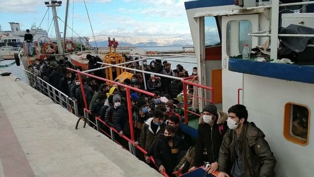 200'ün üzerinde göçmeni taşıyan gemi yakalandı