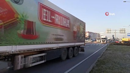 Otomobile çarpan tır yol ortasına devrildi