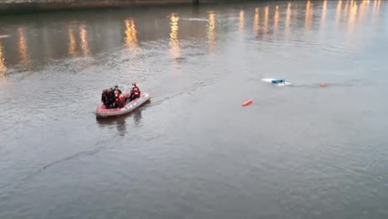 Un coche patrulla de la Ertzaintza se precipita a un río con dos agentes en su interior