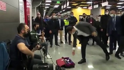 İmamoğlu metro istasyonunda o şarkıyı duyunca...