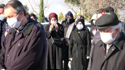 Annesinin ardından korona virüse yenilen doktor toprağa verildi