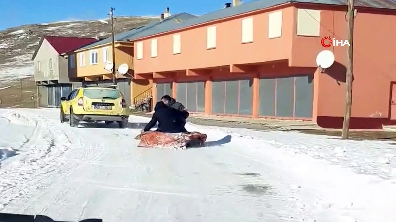 Yaylaya yağan karı fırsat bildiler, çocuklar gibi eğlendiler