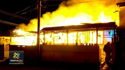 tn7-enorme-incendio-deja-sin-casa-a-dos-familias-en-curridabat-221220