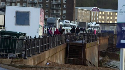 Hundreds of lorry drivers stranded as border remains closed
