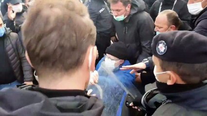 Leyla Güven eylemine polis saldırdı, Musa Piroğlu yere düşürüldü
