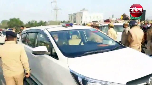 रामपुर में किसानों ने हमला बोला तो उल्टे पैर दौड़ी एसएसपी की गाड़ी देखें वीडियो