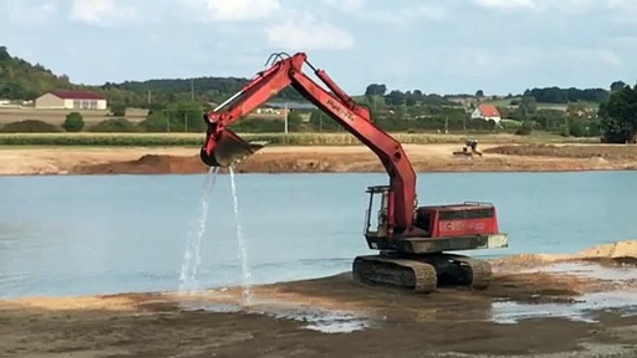 Stettfeld 2020: Wasserspiele mit Poclain GC120