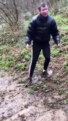 Il perd l'équilibre en marchant dans la boue
