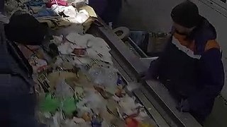 En triant les déchets, il trouve un chat enfermé dans un sac poubelle