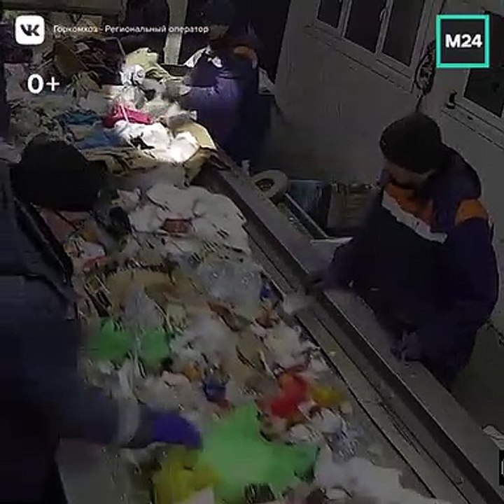 En triant les déchets, il trouve un chat enfermé dans un sac poubelle