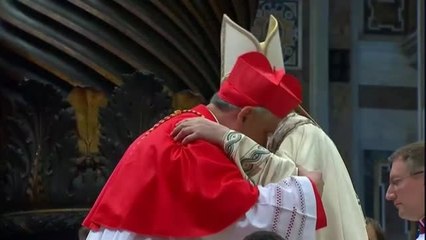 Dos cardenales próximos al Papa dan positivo por coronavirus