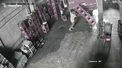 Il sauve un carton mais fait tomber tout le reste