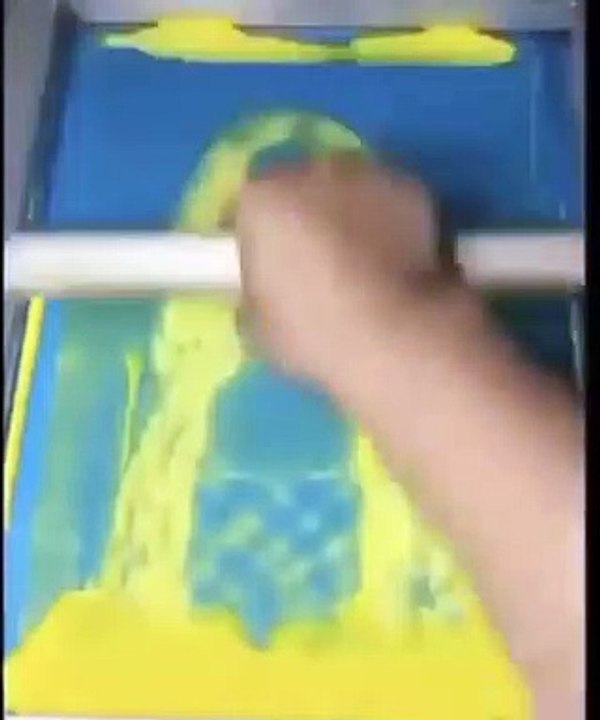 Cet artiste utilise 4 couleurs pour réaliser un tableau qui semble avoir été pris par un appareil photo