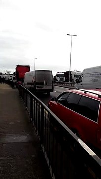 Com gossos : el cas de Daniel, un camioner valencià atrapat a la Mànega