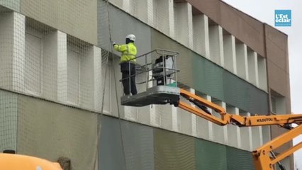 L’école Robespierre de Romilly-sur-Seine emballée dans un filet pour Noël