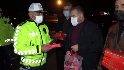 Sokağa çıkma kısıtlamasında vatandaştan polise baklava ikramı