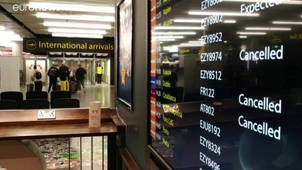 La nueva cepa hace imposible a miles de viajeros volver a casa por Navidad