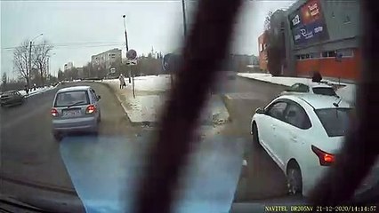 Un camion pousse une voiture