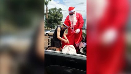 Papai Noel da Ordem DeMolay faz a alegria das crianças do Bairro Santa Cruz